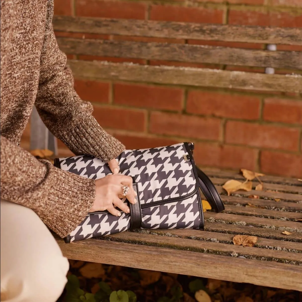 OiOi Change Mat Clutch - Houndstooth